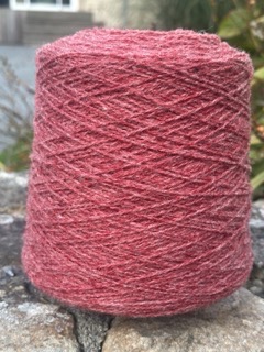Pelote de laine rouge de Laines sous les Pommiers, marque normande engagée dans l'artisanat durable et local.