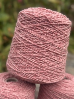 Pelotes de laine rose de production locale, issus de moutons normands, proposés par L'Avranchin Sport.