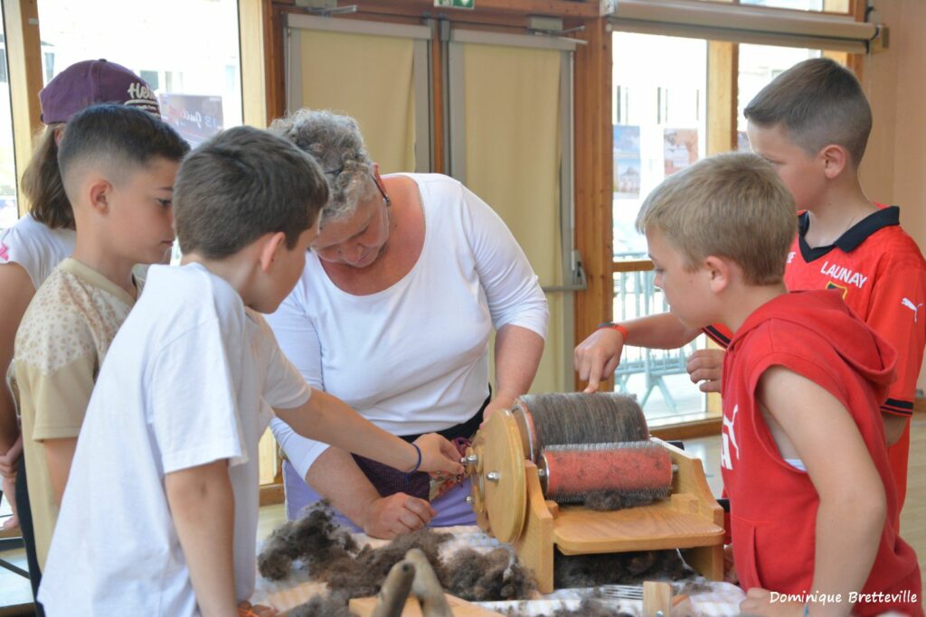 Atelier de transformation de laine avec des enfants, mettant en avant la durabilité et le savoir-faire artisanal de l'entreprise.