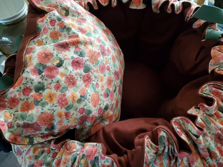Détails d'un coussin coloré avec des fleurs et des tissus durables, produit par Laines sous les Pommiers.