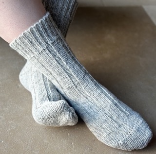 Chaussettes en laine d'Avranchin, fabriquées localement, alliant confort et durabilité. Artisanat normand de qualité.