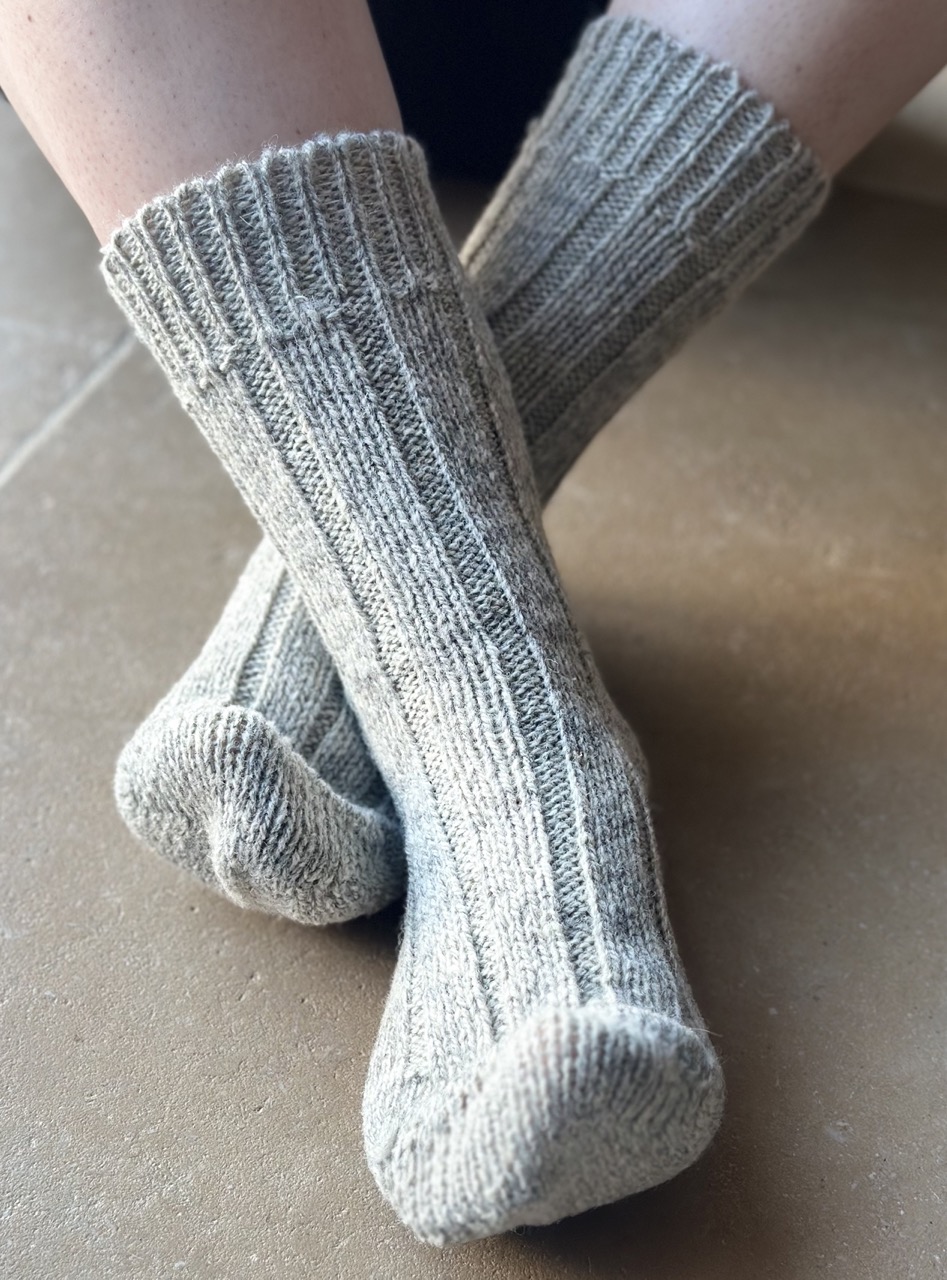 Chaussettes en laine d'Avranchin, tricotées avec une laine pure race pour un confort durable et artisanal.
