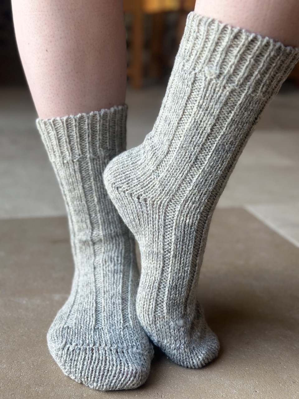 Chaussettes en laine d'Avranchin, tricotées avec soin, offrant confort et chaleur, issues d'une production locale durable.