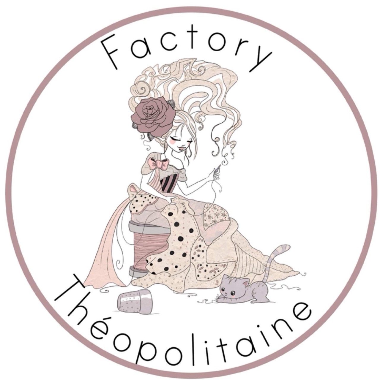 Femme élégante en robe, tricotant avec un chat, logo de la marque Factory Théopolitaine.