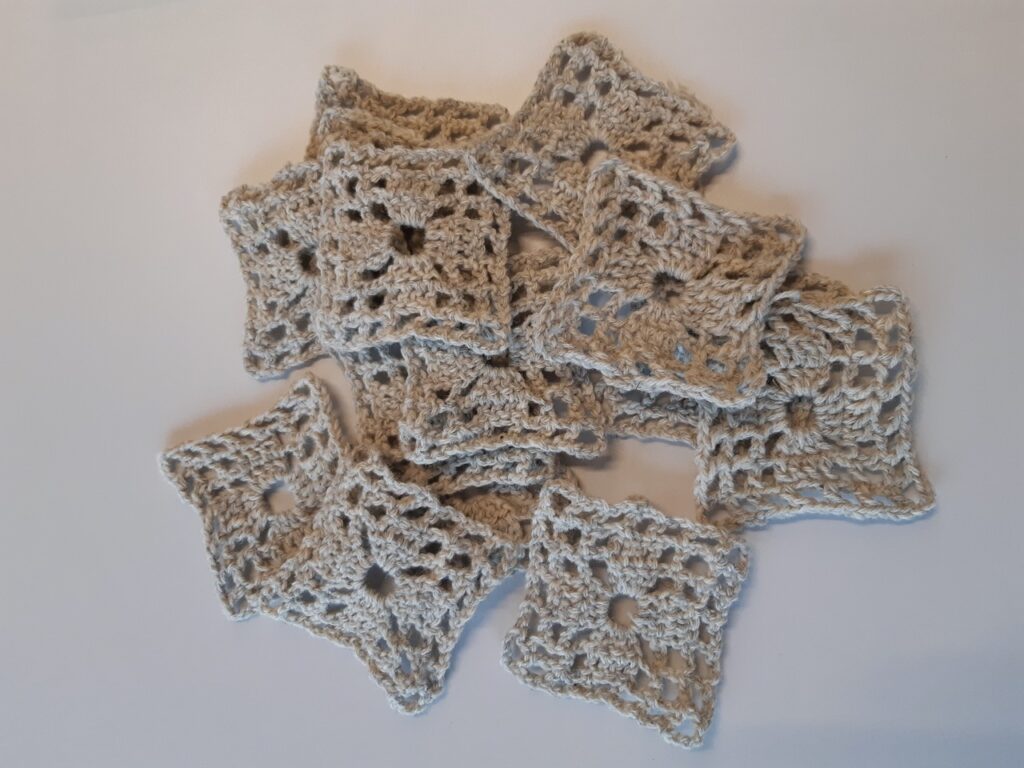 Échantillons en laine crochetée, couleur beige, réalisés à partir de laine locale et durable.