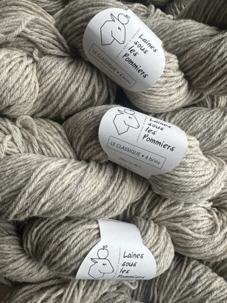 Pelotes de laine naturelle "Laines sous les Pommiers", 4 brins, fabriquées localement en Normandie.