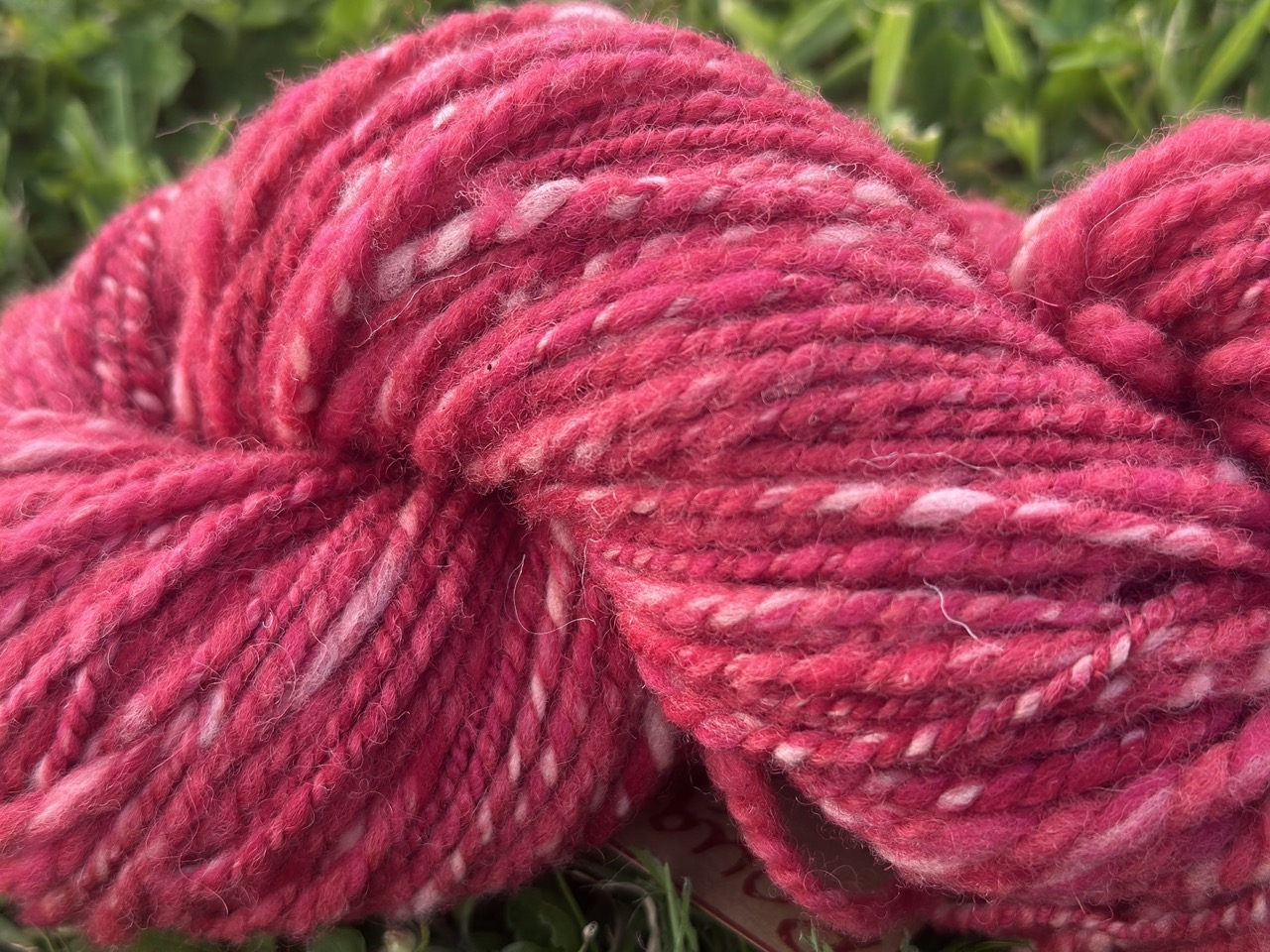 Écheveau de laine filé main, coloris rouge, proposé par la marque normande Laines sous les Pommiers.