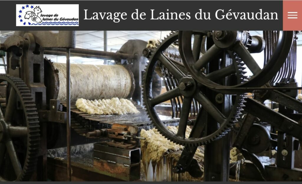 Lavage de la laine avec un équipement artisanal, illustrant un processus de production local et durable.