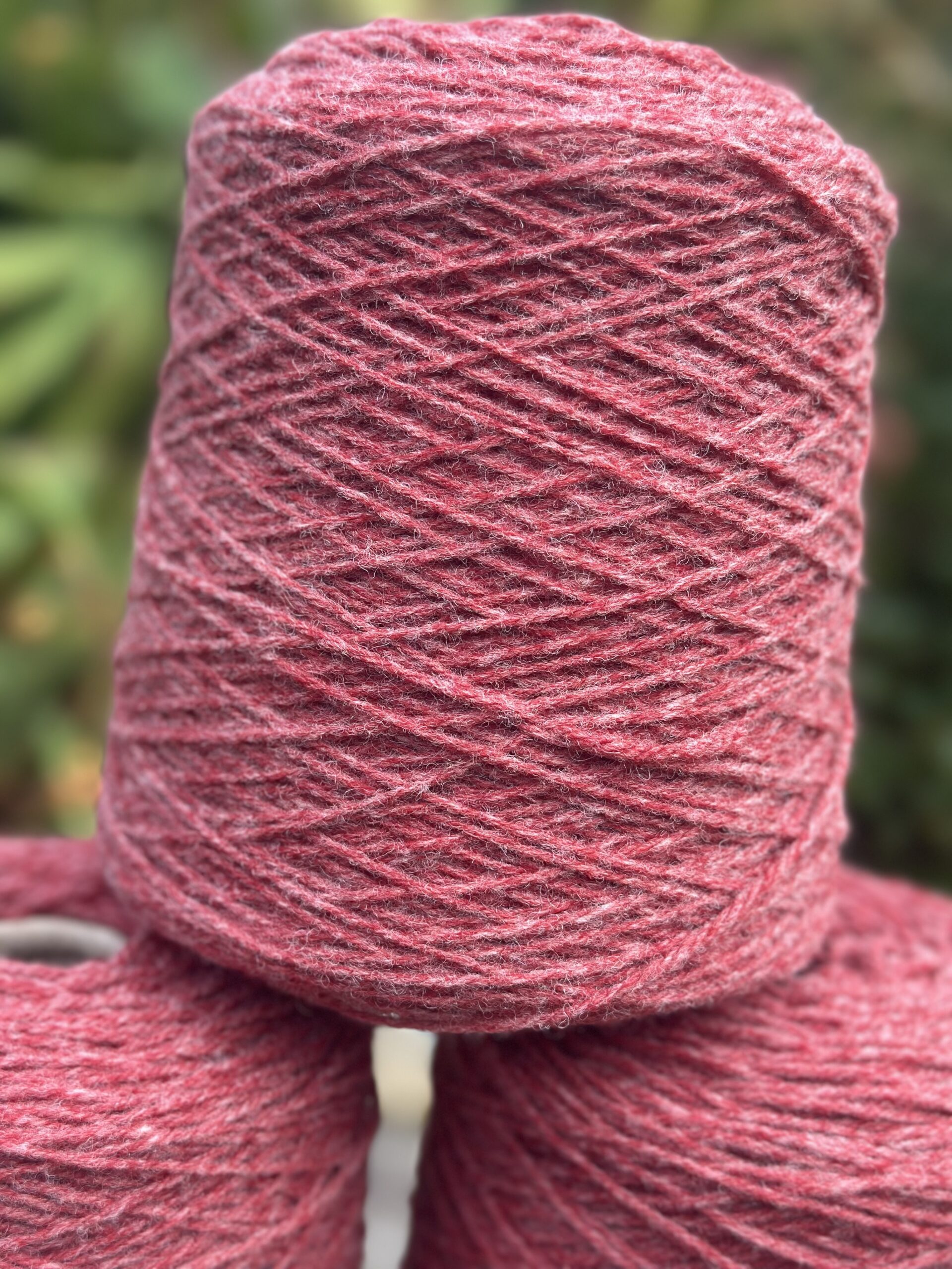 Pelotes de laine rose, provenant de moutons normands, prêtes pour l’artisanat.
